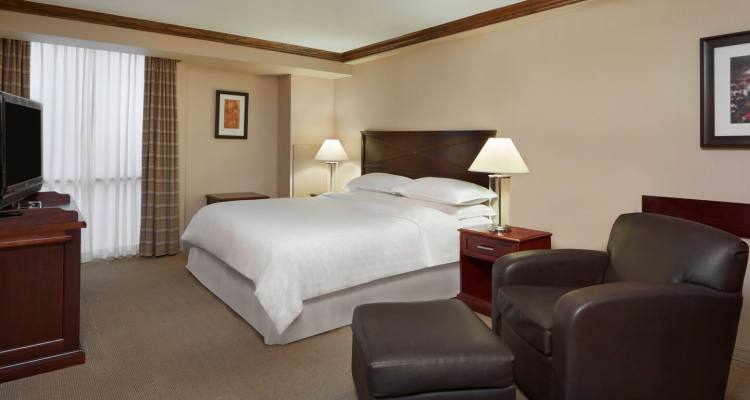 yyzsi-guestroom-7589-hor-wide